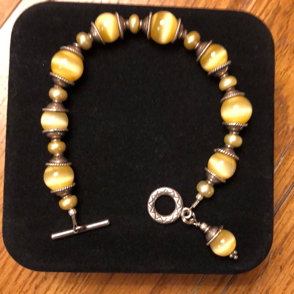 Bracelet yellow stones and silver.